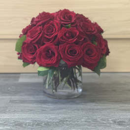 Bouquet of red roses in a clear glass vase