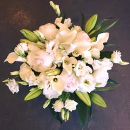 White bouquet with calla lilies and lilies on a dark background
