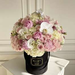 Pink and white bouquet in a black hat box