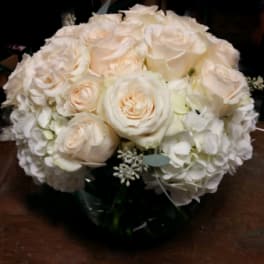 Cream rose bouquet with white hydrangeas in a glass vase