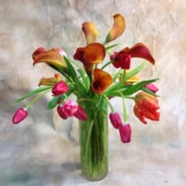 Colorful calla lily bouquet in a clear glass vase
