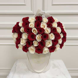 Bouquet of red and white roses in a white hatbox