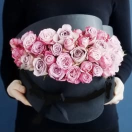 Pink rose bouquet in a black hat box