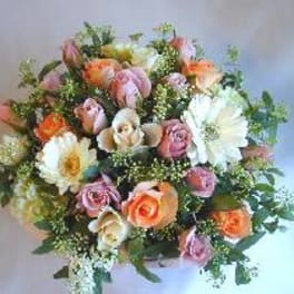Mixed bouquet of roses and daisies in pink, peach, and white