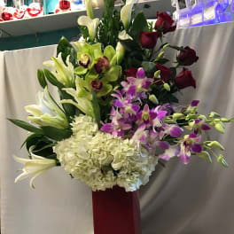 Elegant arrangement with a touch of the tropics