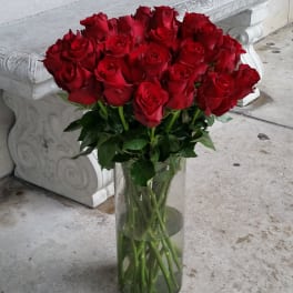 Bouquet of red roses in a clear glass vase