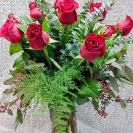 Bouquet of red roses in a clear glass vase