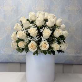 White Elegance – Premium Rose Arrangement
