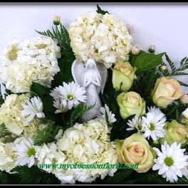 White hydrangeas and pale roses with daisies in a floral arrangement