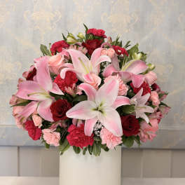 Elegancia Rosada – Arreglo Floral Premium en Base
