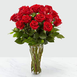 Bouquet of red roses in a clear glass vase