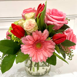 Pink and red mixed bouquet in a clear glass vase