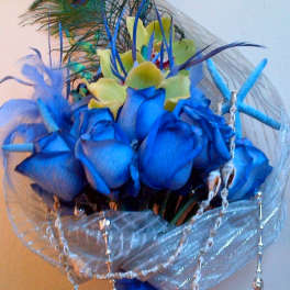 Bouquet of blue roses with yellow calla lilies and feathers
