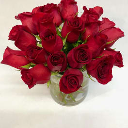 Bouquet of red roses in a clear glass vase