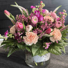 Pink and peach mixed bouquet in a glass vase