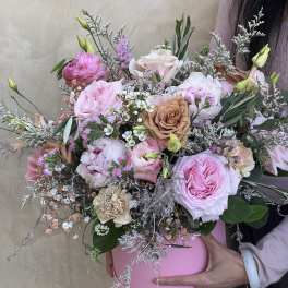 Pink and blush rose bouquet in a pink hatbox