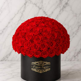 Round arrangement of red roses in a black hat box