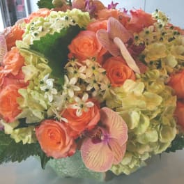 Bouquet of orange roses and pale hydrangeas in a vase