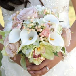 Bride holding a bouquet of white calla lilies and pale pink roses