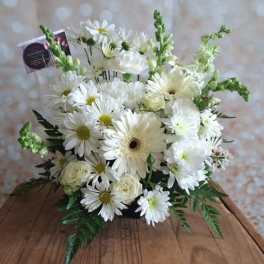 White daisy and rose bouquet in a low container