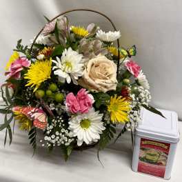 Mixed bouquet with a peach rose, daisies, and pink carnations in a basket