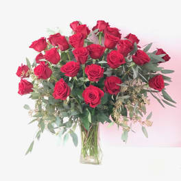 Bouquet of red roses in a clear glass vase