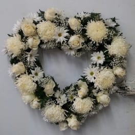 Heart-shaped white floral wreath with roses and daisies