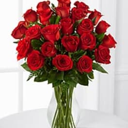 Bouquet of red roses in a clear glass vase