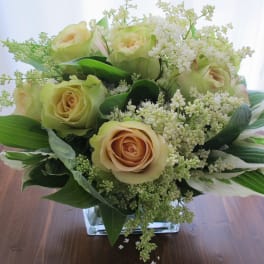 Bouquet of pale yellow roses in a clear glass vase