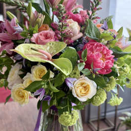 Mixed pink and cream bouquet in a clear glass vase