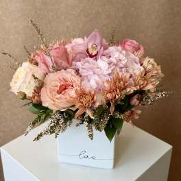 Pink and peach bouquet in a white box vase