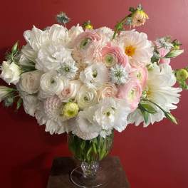 White and blush mixed bouquet in a clear glass vase
