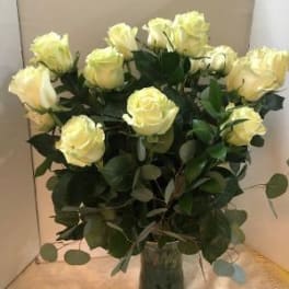 Bouquet of pale yellow roses in a glass vase