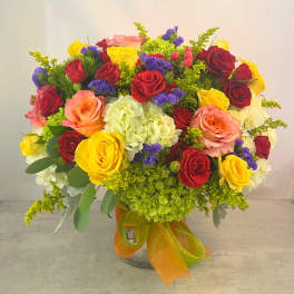 Colorful bouquet of roses and hydrangeas in a glass vase