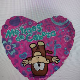 Heart-shaped pink balloon with a cartoon monkey and Spanish text