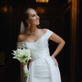 Bride holding a bouquet of white calla lilies