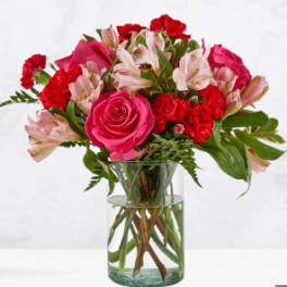 Pink and red mixed bouquet in a clear glass vase