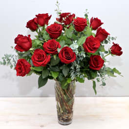 Bouquet of red roses in a clear glass vase