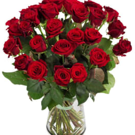 Bouquet of red roses in a clear glass vase