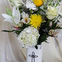 White vase arrangement with yellow and white flowers