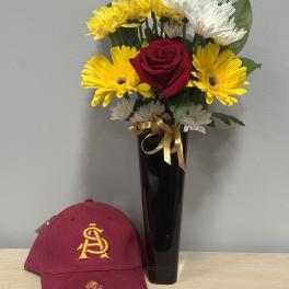 Red rose and yellow-white daisy bouquet in a black vase with a burgundy cap