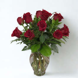 Bouquet of red roses in a clear glass vase