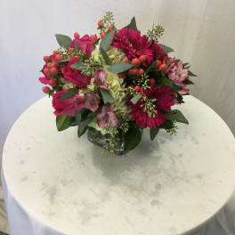Pink and magenta mixed bouquet in a clear glass vase