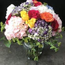 Mixed bouquet of roses and hydrangeas in a glass vase