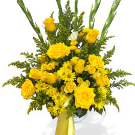Yellow rose and daisy bouquet with a ribbon in a vase