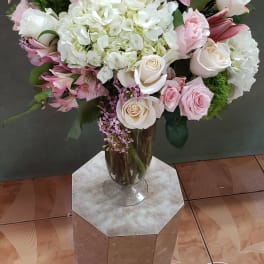 Rose's hydrangeas mixed in vase