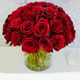 Bouquet of red roses in a clear glass vase
