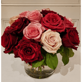 Bouquet of red and pink roses in a clear glass vase