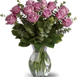 Bouquet of lavender roses in a clear glass vase