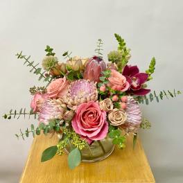 Mixed pink and cream bouquet in a clear glass vase